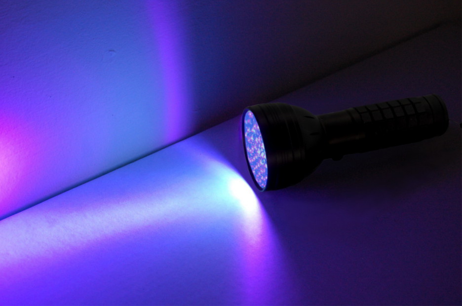 ... 76 LED Ultra Violet Blacklight Torch + UV Protecting Glasses